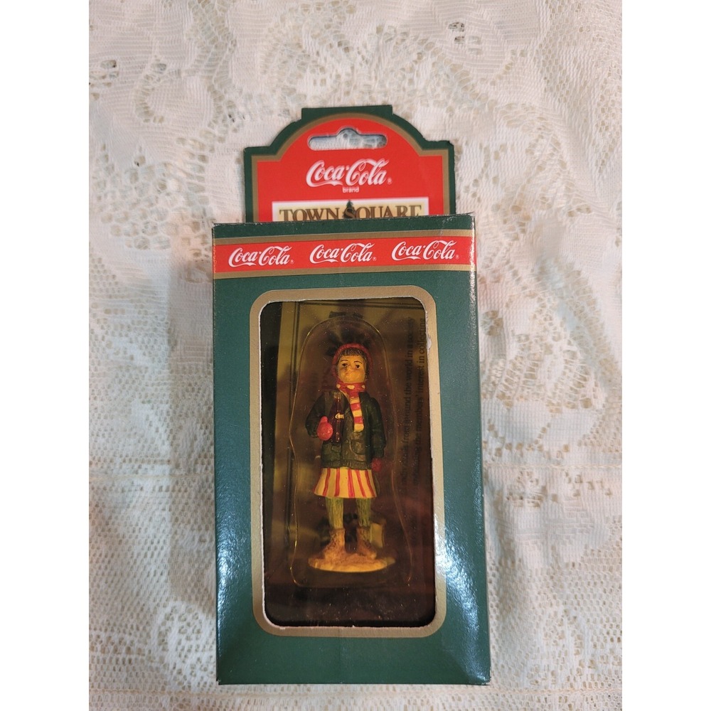 VINTAGE TOWN SQUARE COCA-COLA 1992 GIRL AFTER SKATING CHRISTMAS FIGURE #7940 NIB